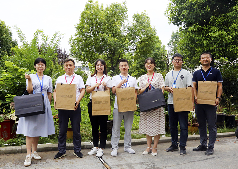 Welcome大发科技为全体员工定做专属鞋履